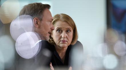 Familienministerin Lisa Paus (Grüne), rechts, im Gespräch mit Finanzminister und FDP-Chef Christian Lindner.