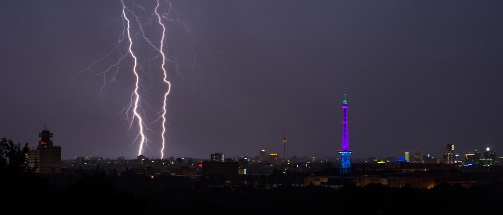 Blitze zucken über den Himmel von Berlin.