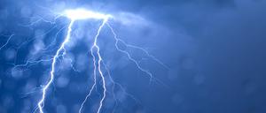 Ein Blitz schlägt während eines Gewitters ein (Archivbild).