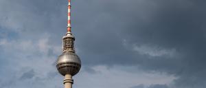 Hinter dem Berliner Fernsehturm ziehen dunkle Wolken auf. (Symbolbild)