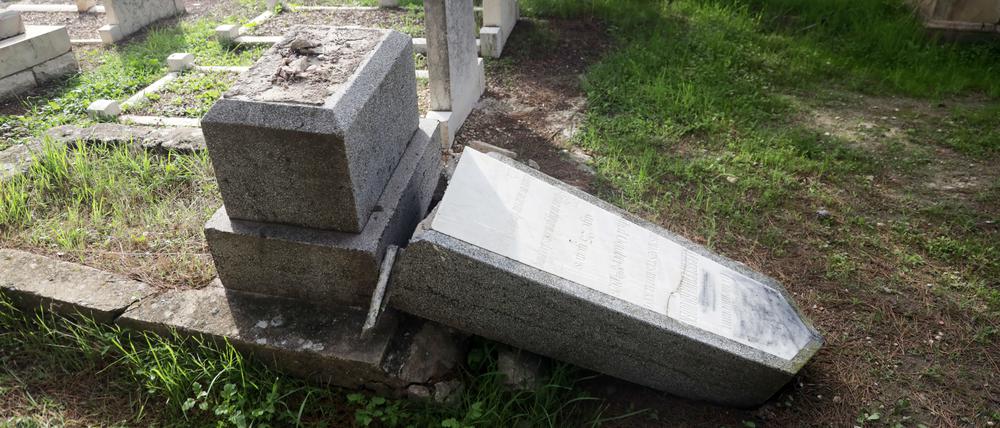 Mehr als 30 Grabsteine sind nach israelischen Medienberichten betroffen. 