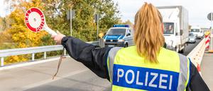 Beamte der Bundespolizei kontrollieren Fahrzeuge am Grenzübergang Bademeusel an der BAB 15. Die Zahl der unerlaubten Einreisen nach Deutschland ist im November noch weiter zurückgegangen.