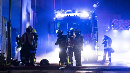 20.08.2023, Hessen, Offenbach: Feuerwehrleute bekämpfen einen Brand in einem Recycling-Betrieb für Batterien in Offenbach. Die Einsatzkräfte sind mit einem Großaufgebot vor Ort. Foto: Boris Roessler/dpa +++ dpa-Bildfunk +++