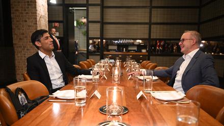 Rishi Sunak (l), Premierminister von Großbritannien, und Anthony Albanese, Premierminister von Australien, unterhalten sich im Lionfish Seafood Restaurant. 