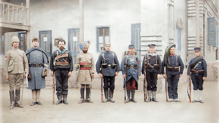 Gruppenfoto mit Besatzungssoldaten der Acht-Nationen-Allianz. Es sind neun Repräsentanten, da indische Soldaten unter britischer Flagge kämpften.