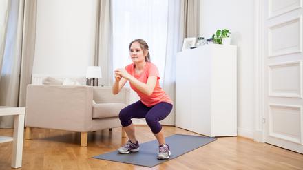 Wer seine Muskeln im Knie regelmäßig trainiert, kann Verletzungen vorbeugen - dabei kommt es auch auf Balance, Kraft und Koordination an.