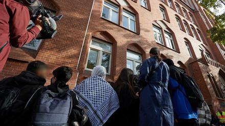 Der Nahostkonflikt spiegelt sich in Berlins Schulen. Immer häufiger kommt es zu antisemitischen Vorfällen.