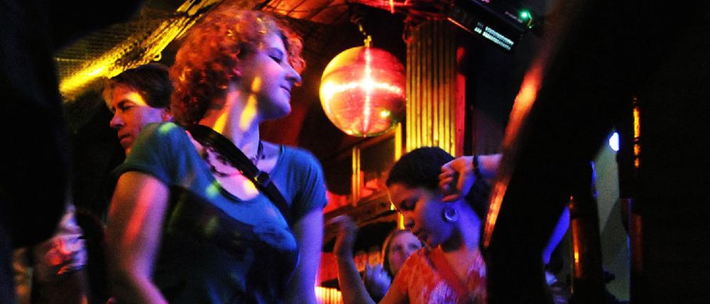 Tanzende Menschen in einer Disco.