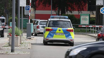 Ein Polizeifahrzeug steht vor dem Helios Klinikum. 