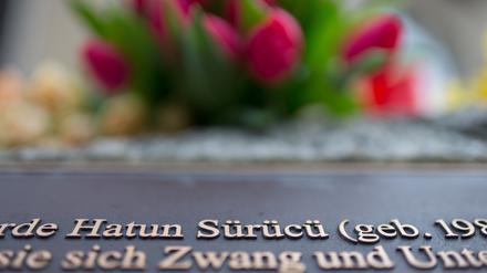 Der Gedenkstein erinnert an den Mord an Hatun Sürücü in Berlin.