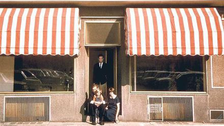 Kölner Kulisse. Rudolf Zwirner (sitzend) vor seiner ersten Galerie in der Domstadt mit Tochter Esther, Ursula Reppin und Mitarbeiter Albert Moehn, um 1962/63.