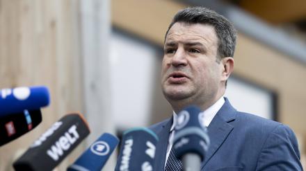 Hubertus Heil SPD, Bundesminister fuer Arbeit und Soziales beantwortet Fragen der Presse nach einem Treffen mit ukrainischen Gefluechteten die in diversen Bereichen der REWE Group beschaeftigt sind. 
