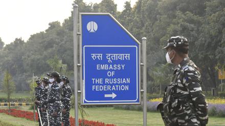 Sicherheitspersonal nahe der russischen Botschaft in Neu-Delhi. 