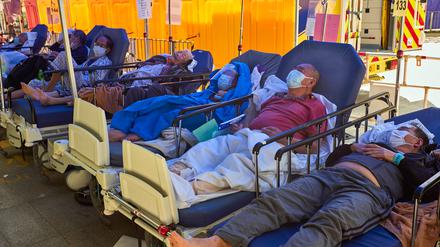  Covid-19-Patienten liegen auf Betten vor dem Caritas Medical Center in Hongkong