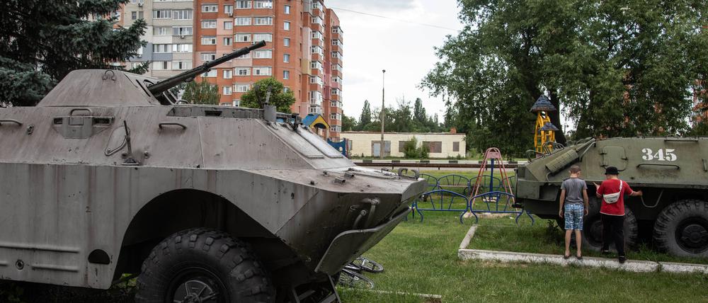 Ein kaputter Panzer auf einem Spielplatz in Sumy.