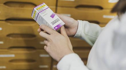 Antibiotika-Saft fuer Kinder bei Infektionskrankheiten, aufgenommen in einer Apotheke in Niesky.