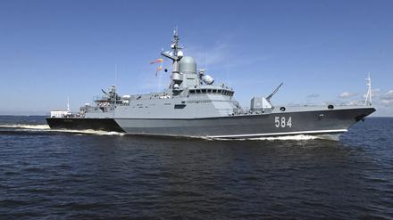 Die russische Korvette „Odintsovo“ der Karakurt-Klasse segelt während der Parade zum Tag der russischen Marine am 30. Juli 2023 im Finnischen Meerbusen.