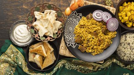 Eine indische Mahlzeit mit Reis, wie sie auch bei HomeMeal verkauft werden könnte.