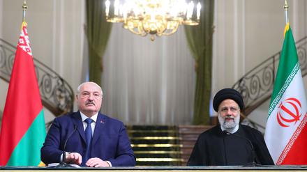 Alexander Lukaschenko (links) war am Montag zu Gast in Teheran und traf den iranischen Präsidenten Ebrahim Raisi.
