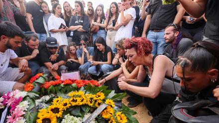 Trauernde nehmen in der zentralisraelischen Siedlung Srigim an der Beerdigung von Shani Louk teil. 
