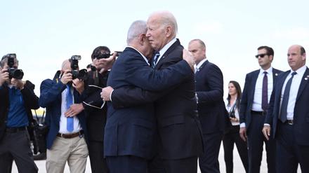 Israels Premierminister Benjamin Netanjahu (links) umarmt US-Präsident Joe Biden nach dessen Ankunft in Berlin.