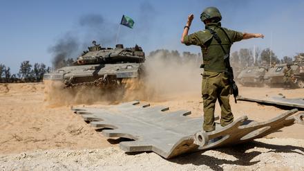 Ein israelischer Soldat lenkt einen Panzer in der Nähe der Grenze zwischen Israel und Gaza inmitten des anhaltenden Konflikts zwischen Israel und der palästinensischen islamistischen Gruppe Hamas in der Nähe der Grenze zwischen Israel und Gaza im Süden Israels.