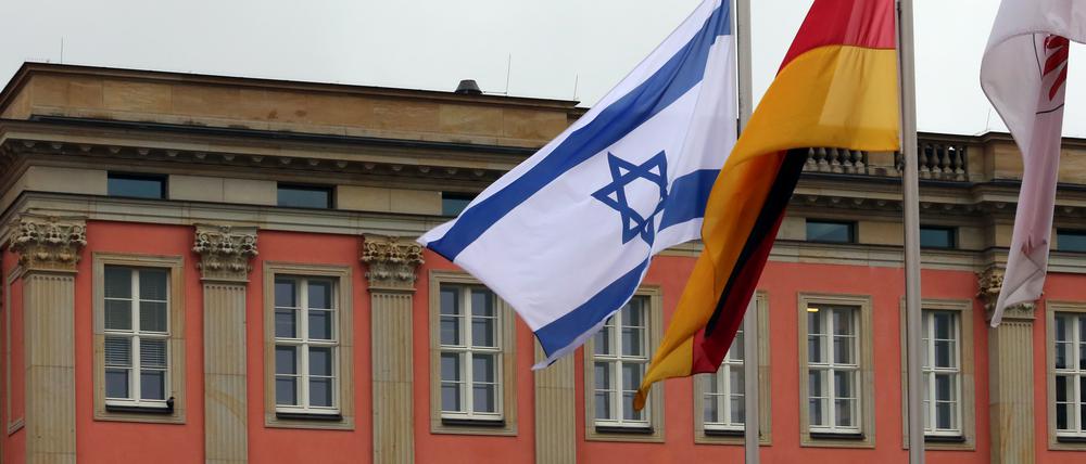 Israeische Fahne im Innenhof des Brandenburgischen Landtages in Potsdam