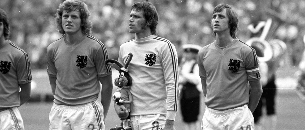 Der spielende Torhüter und sein Fürsprecher. Jan Jongbloed (Mitte) hatte Johan Cruyff viel zu verdanken.