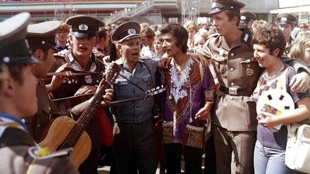 Ungewöhnlich entspannt. Polizisten und Feiernde während der Weltfestspiele auf dem Alexanderplatz.