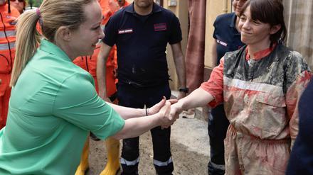 Handschlag mit der Helferin: Premierministerin Meloni dankt am Sonntag Freiwilligen in Ravenna.