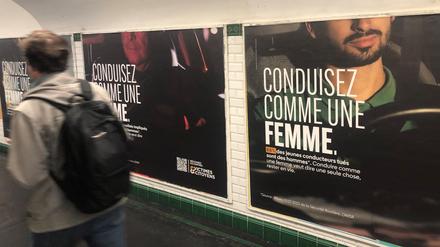Ein Mann läuft an einer Plakatwand in einer Metro-Unterführung vorbei. „Fahre Auto wie eine Frau“ (Conduisez comme une femme) steht in großen Buchstaben auf den Plakaten, die seit Kurzem unter anderem in der Pariser Metro hängen.