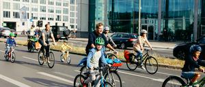 Familien und Kinder setzen am Wochenende mit ihren Rädern ein Zeichen für mehr Verkehrssicherheit in Berlin.