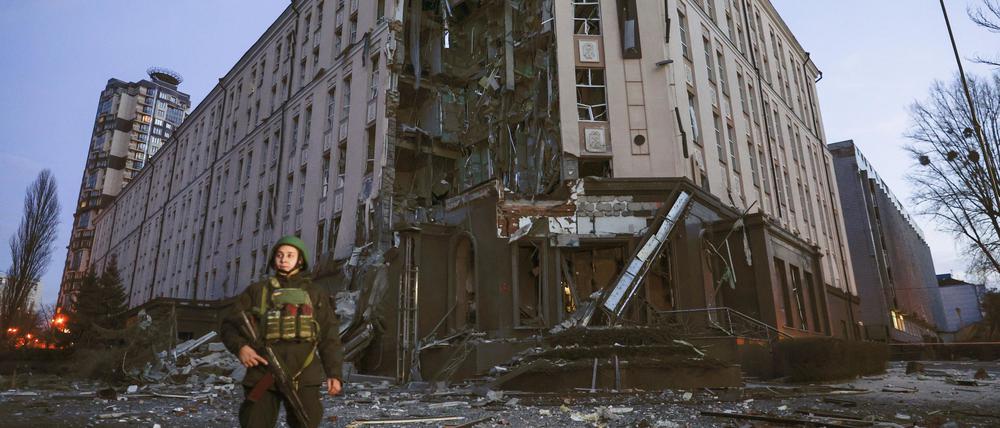 Ein Polizist steht Wache vor einem beschädigten Hotel in Kiew.