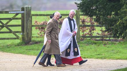König Charles III und Königin Camilla besuchen am Sonntag die Messe.
