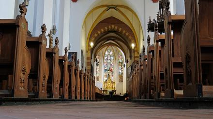 Blick in die menschenleere Thomaskirche. Als Maßnahme gegen die Sommerhitze hat Bundesgesundheitsminister Lauterbach die Öffnung von Kirchen gefordert. 