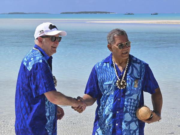 09.11.2023, Cookinseln, Aitutaki: Anthony Albanese (l), Premierminister von Australien, und Kausea Natano, Premierminister von Tuvalu.