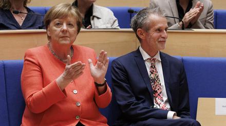 Angela Merkel (CDU), Bundeskanzlerin a.D, sitzt neben Schauspieler Ulrich Matthes (r), der heute geehrt wird. Die Konrad-Adenauer-Stiftung ehrt den Schauspieler für Verdienste als herausragende Persönlichkeit der deutschsprachigen Kultur.