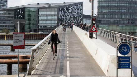 Gute Fahrt. Deutlich sichtbare Fahrspuren erleichtern Radfahrern in Kopenhagen die Fahrt durch die Innenstadt - eigens für den Radverkehr gebaute Brücken verkürzen die Wege. So ist in der dänischen Hauptstadt das Fahrrad vielfach zum schnellsten Verkehrsmittel geworden.