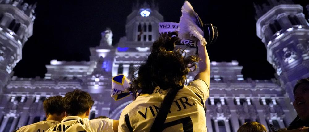 Vor dem Rathaus. Real-Fans feiern in Madrid.