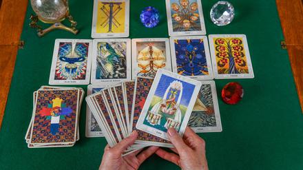 Tarotkarten, alte Frau beim Kartenlegen, vorhersagen der Zukunft, Deutschland