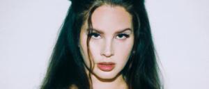 Selbstbespiegelung mit Retrofilter: Im Alter von 37 Jahren lässt Lana del Rey auf „Did You Know That There’s a Tunnel Under Ocean Blvd“ ihr Werk erstmals Revue passieren.