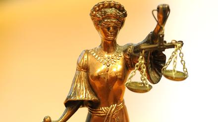Eine goldfarbene Justitia-Figur