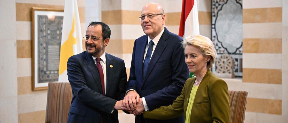 Libanons Premierminister Najib Mikati (Mitte) posiert für ein Foto mit der Präsidentin der Europäischen Kommission, Ursula von der Leyen, und dem zypriotischen Präsidenten Nikos Christodoulides im Regierungssitz in Beirut am 2. Mai 2024. 