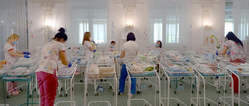 Babys von Leihmüttern in der Ukraine.