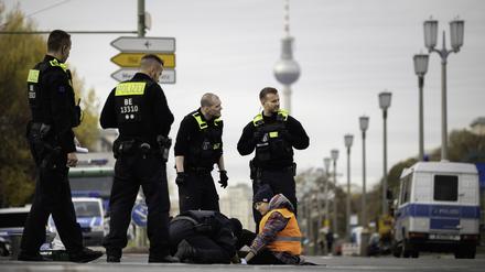 Polizisten lösen eine Aktivistin der Gruppe „Letzte Generation“ von der Kreuzung Frankfurter Tor.
