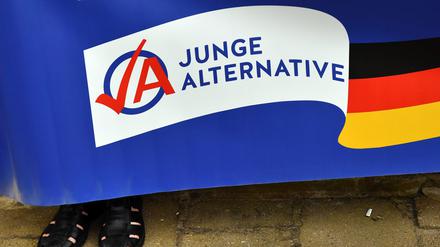 Thüringen, Apolda: Ein Mann in schwarzen Sandalen hält ein Plakat der AfD-Jugendorganisation Junge Alternative (Archivbild vom 17.08.2017).