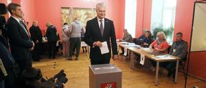 Litauens Präsident Gitanas Nauseda bei der Stimmabgabe in einem Wahllokal in Vilnius.