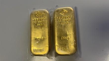 Zwei der Goldbarren, die ein Mann zusammen mit Goldmünzen bei einer Wohnungsentrümpelung in Heidelberg gefunden hatte. 