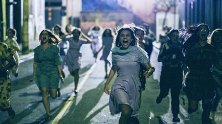 Land im Ausnahmezustand: Junge Brasilianerinnen gehen auf die Straße.