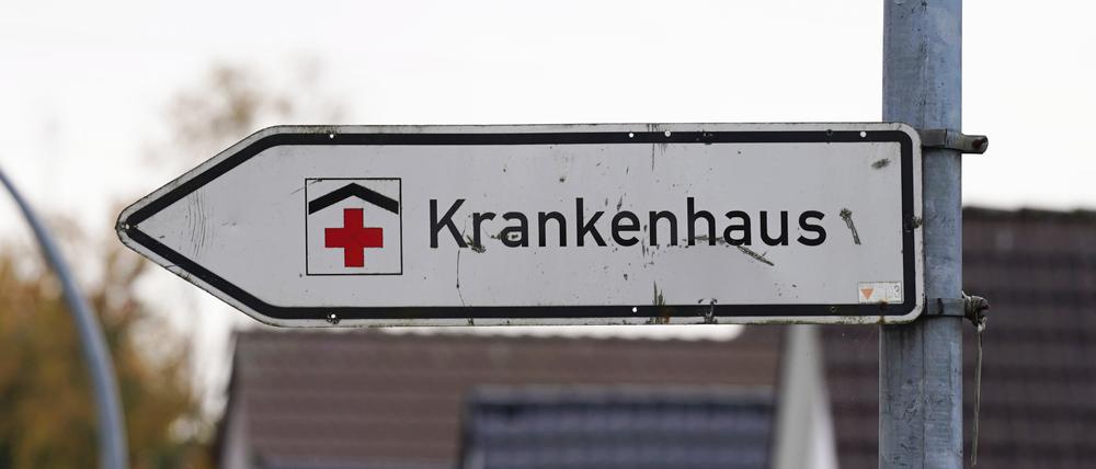 Ein Hinweisschild mit der Aufschrift «Krankenhaus» weist an einer Straße den Weg zu einer Klinik. 